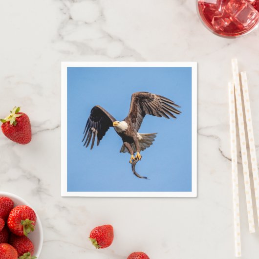 Serviette En Papier Aigle Bald avec un poisson (En situation)