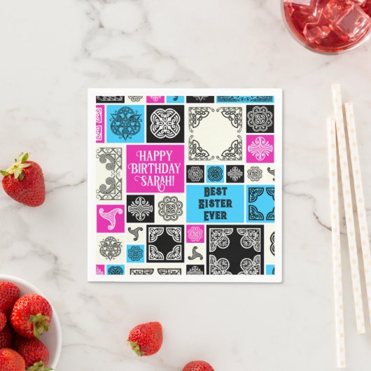 Serviette En Papier Ajouter Nom & Relation Anniversaire Magenta & Bleu (En situation)