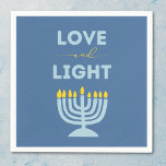 Serviette En Papier "Amour et Lumière" Juif Menorah Blue Hanoukka<br><div class="desc">Élévez votre table Hanoukka avec ces serviettes "Love and Light" magnifiquement conçues ! Dotés d'un arrière - plan bleu serein, d'une illustration brillante de la menorah et du message inspirant "Amour et Lumière", ces serviettes ajoutent chaleur et sens à vos réunions de vacances. Parfaits pour les dîners en famille, les...</div>