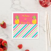Serviette En Papier Ananas sur arrière - plan rose (En situation)