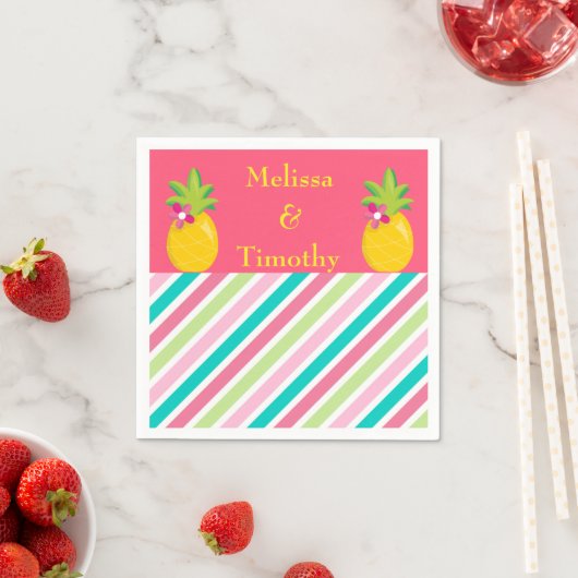Serviette En Papier Ananas sur arrière - plan rose (En situation)