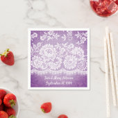 Serviette En Papier Anniversaire De Dentelle Blanche Sur Violet (En situation)