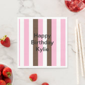 Serviette En Papier Anniversaire des rayures rose, chocolat et blanche (En situation)