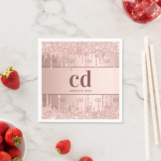 Serviette En Papier Anniversaire rose gouttes d'or monogramme initiale (En situation)