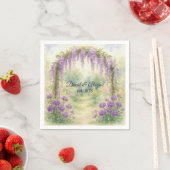 Serviette En Papier Anniversaire Wisteria Archway dans un jardin d'été (En situation)