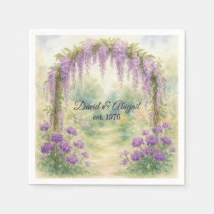 Serviette En Papier Anniversaire Wisteria Archway dans un jardin d'été