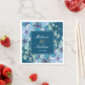 Serviette En Papier Aquarelle bleu marine et bleu clair Floral Élégant (En situation)