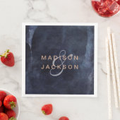 Serviette En Papier Aquarelle bleu marine et Mariage Rose or Monogramm (En situation)