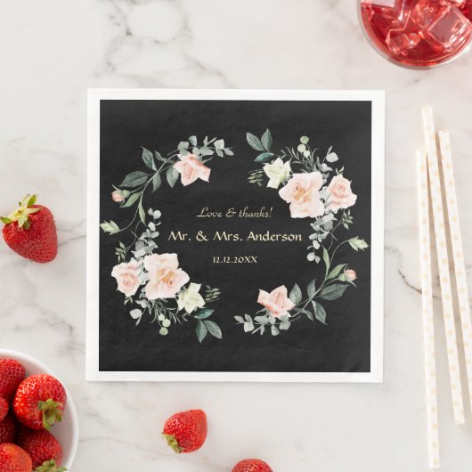 Serviette En Papier Aquarelle Blush Fleurs blanches Mariage noir (En situation)