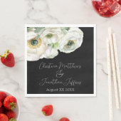 Serviette En Papier Aquarelle romantique Ranunculus blanc sur noir (En situation)