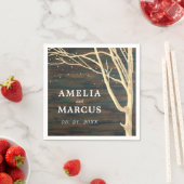 Serviette En Papier Arbre d'hiver rustique Mariage en bois foncé (En situation)