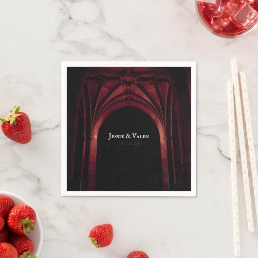 Serviette En Papier Arc gothique Mariage élégant Noir Noir Noir Rouge (En situation)