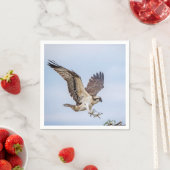 Serviette En Papier Atterrissage du balbuzard pêcheur dans le nid (En situation)