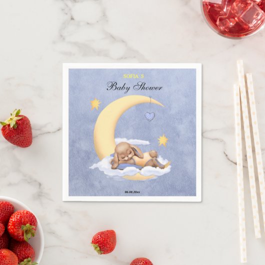 Serviette en papier avec un mignon lapin. (En situation)