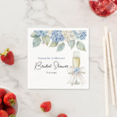 Serviette En Papier Baigne de champagne et hydrangeas bleus pour une b (En situation)