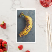 Serviette En Papier Banane exotique posée sur une surface grise (En situation)