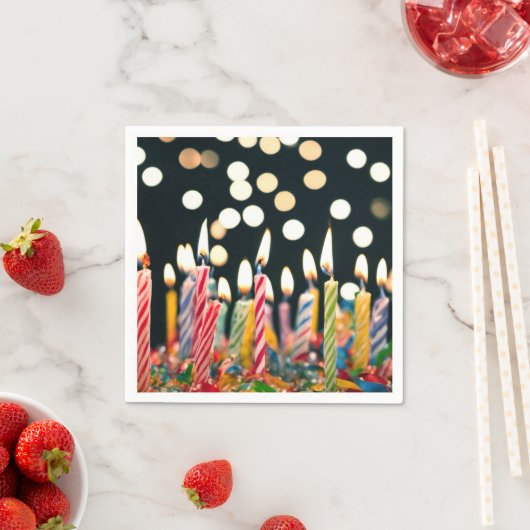 Serviette En Papier Beaucoup de bougies d'anniversaire sur un gâteau (En situation)