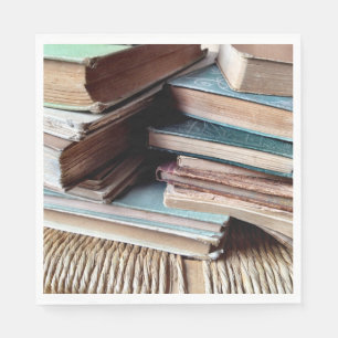 Serviette En Papier Beaucoup de livres sur une vieille chaise