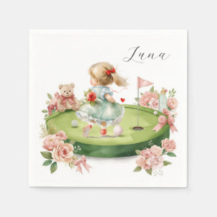 Serviette En Papier Bébé fille golfeuse sur tapis de putting avec serv