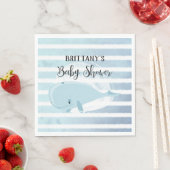 Serviette En Papier Bébé mignon Bleu Baleine Baby shower rayé (En situation)