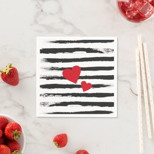 Serviette En Papier Belles BAGUES NOIRES avec 2 Coeurs rouges (En situation)