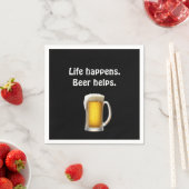 Serviette En Papier Bière avec citation sur noir (En situation)