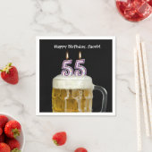 Serviette En Papier Bière de 55e anniversaire avec bougies (En situation)
