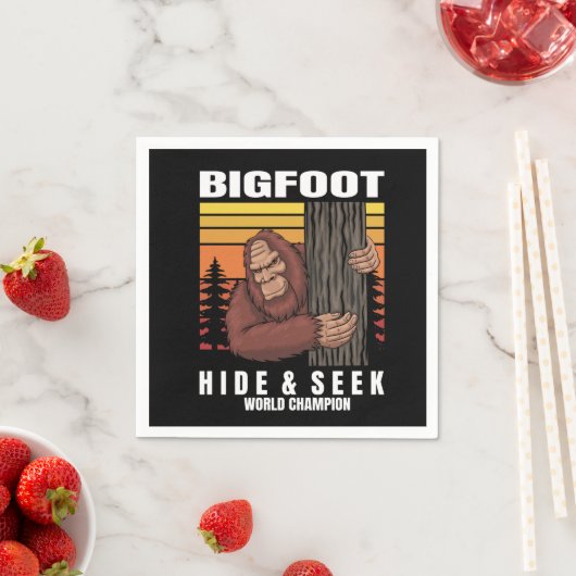 Serviette En Papier bigfoot se cachant dans un arbre rétro (En situation)