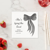 Serviette En Papier Black Bow Elle noue les lacets Réception de mariag (En situation)