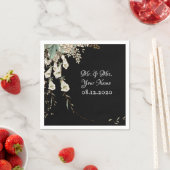 Serviette En Papier Black Floral Garland Script Mariage élégant (En situation)