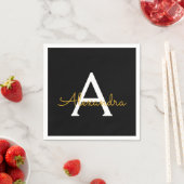 Serviette En Papier Black Gold Script Monogramme Nom Moderne (En situation)