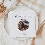 Serviette En Papier BLAIR Minimaliste chien animal de compagnie photo<br><div class="desc">Cette serviette de cocktail mariage "Boissons sur moi" pour chien ou animal de compagnie est dotée d'une jolie photo facile à utiliser et d'une combinaison de police minimaliste boho. Ajoutez vos amis en fureur à votre réception de mariage avec cette jolie serviette en papier à barre ouverte. Associez-vous à tout...</div>