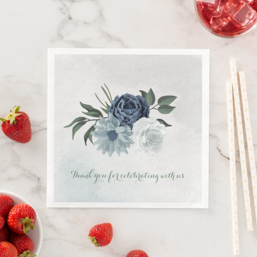 Serviette En Papier blanc & bleu mariage fleuri (En situation)