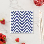 Serviette En Papier Bleu marine et blanc Zigzag Stripes Chevron Motif (En situation)