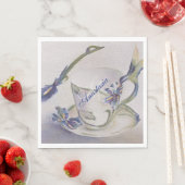 SERVIETTE EN PAPIER BLUE IRIS TEACUP MONOGRAM PARTI (En situation)