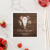 Serviette En Papier Boho Plume Antler Crâne Mariage en bois foncé (En situation)