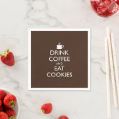 SERVIETTE EN PAPIER BOIRE DU CAFÉ ET MANGER DES COOKIES (En situation)