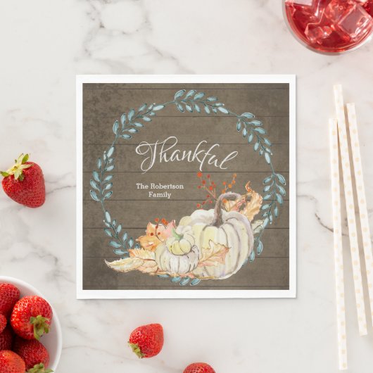 Serviette En Papier Bois rustique w Feuilles automnales dans Thanksgiv (En situation)