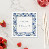 Serviette En Papier Bordure Florale Bleue Élégante (En situation)