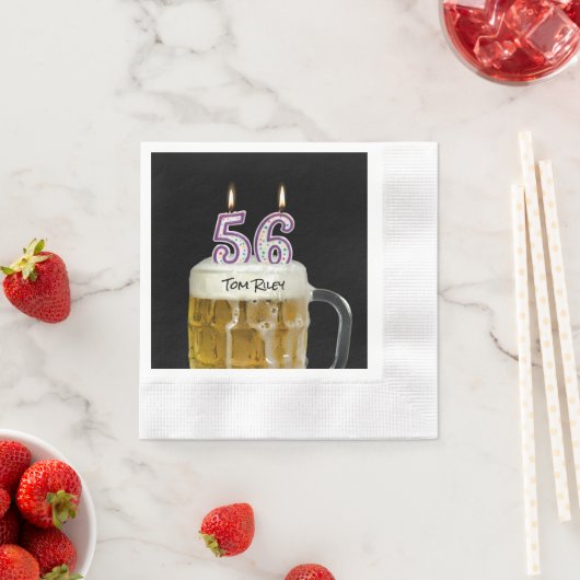 Serviette En Papier Bougies à 56e anniversaire en bière (En situation)