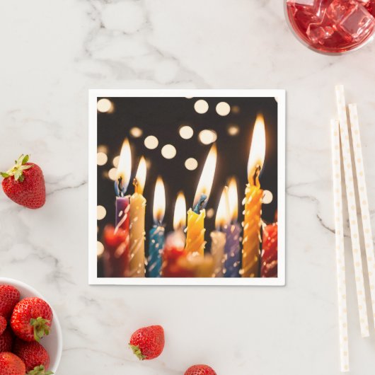 Serviette En Papier Bougies D'Anniversaire Avec Lumières De Bokeh (En situation)