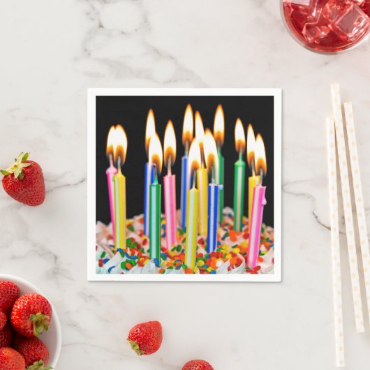 Serviette En Papier Bougies D'Anniversaire Sur Gâteau (En situation)