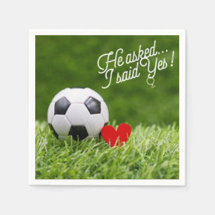 Serviette En Papier Boule de football avec coeur rouge sur la serviett