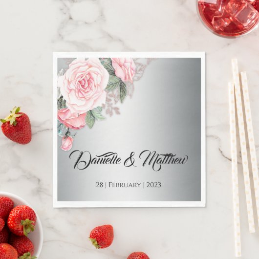 Serviette En Papier Bouquet rose floral sur Mariage argenté luxueux (En situation)
