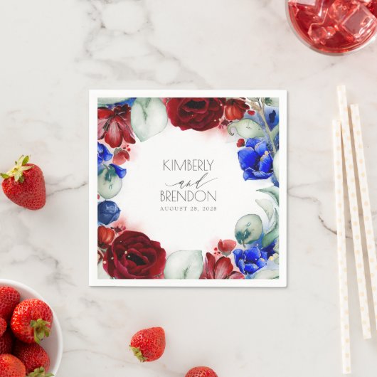 Serviette En Papier Bourgogne et Mariage floral bleu marine (En situation)