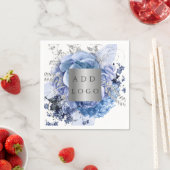 Serviette En Papier Bouteilles bleues du logo de l'entreprise (En situation)