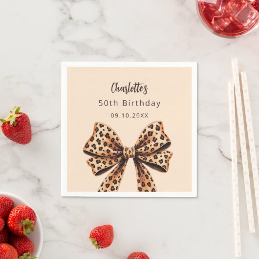Serviette En Papier Bow empreinte de léopard beige beige Anniversaire (En situation)