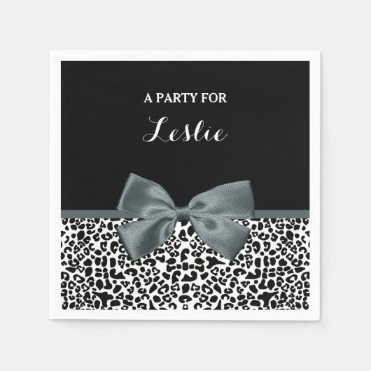 Serviette En Papier Bow gris Empreinte de léopard sophistiqué avec nom (Devant)
