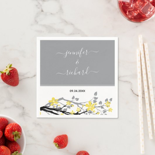 Serviette En Papier Branche gris avec fleurs jaunes, noms mariage (En situation)