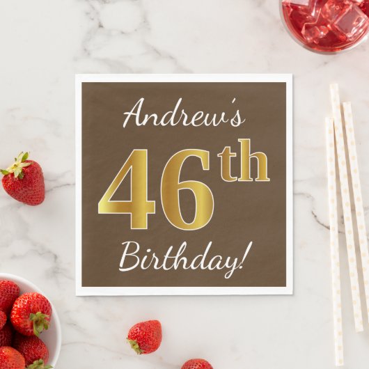 Serviette En Papier Brown, Faux Gold 46e anniversaire + Nom personnali (En situation)